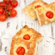 Focaccia cu rosii si rozmarin