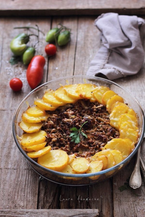 Cartofi cu carne tocata si ciuperci la cuptor