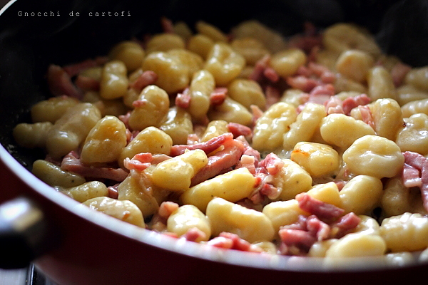 gnocchi de cartofi cu sunca in tigaie