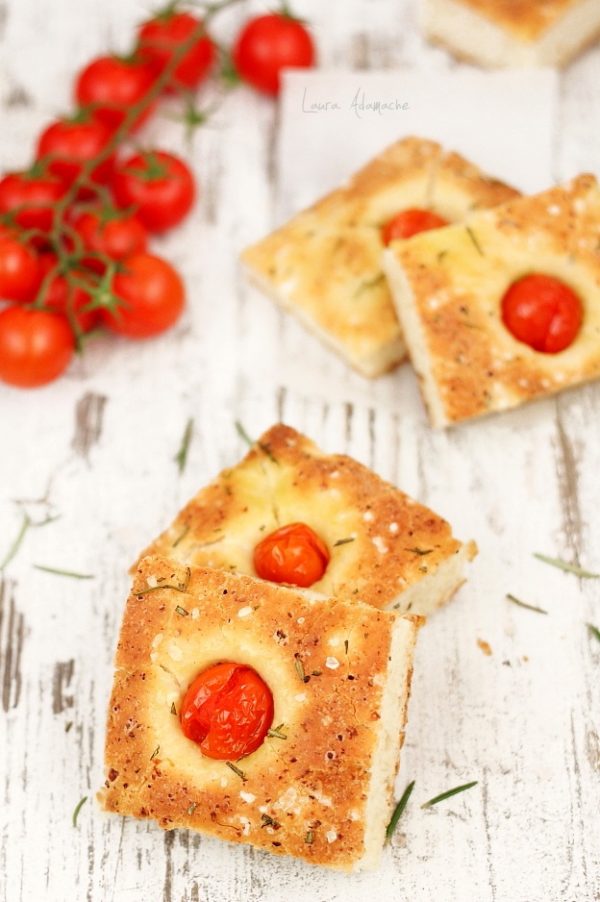 Cuburi focaccia cu rosii