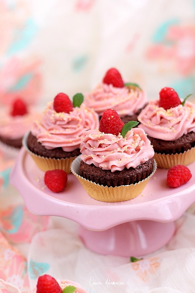 preparare-cupcakes-ciocolata-zmeura (3)