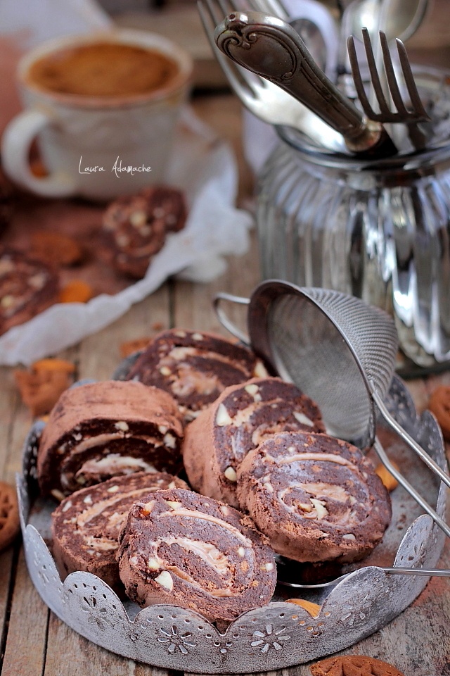 Rulada de biscuiti cu crema de ciocolata felii