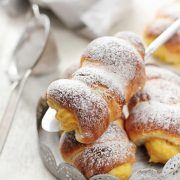 Cornuri pufoase umplute cu crema de piersici