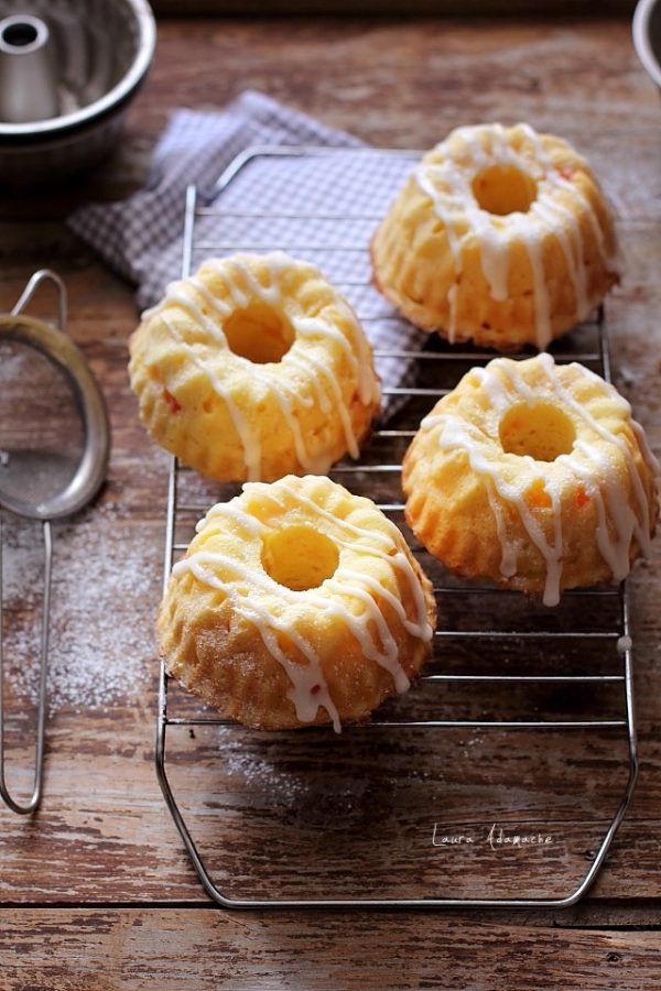 Prajituri bundt cu fructe tropicale