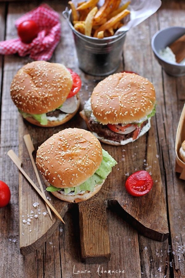 Burgeri de miel cu sos tzatziki