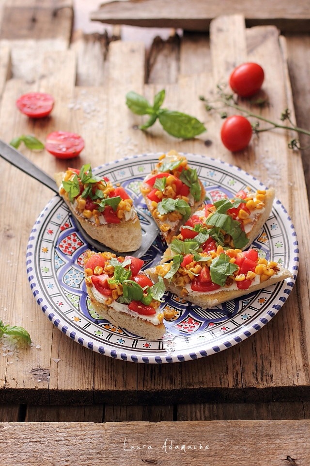 Crostini cu porumb si crema de branza farfurie