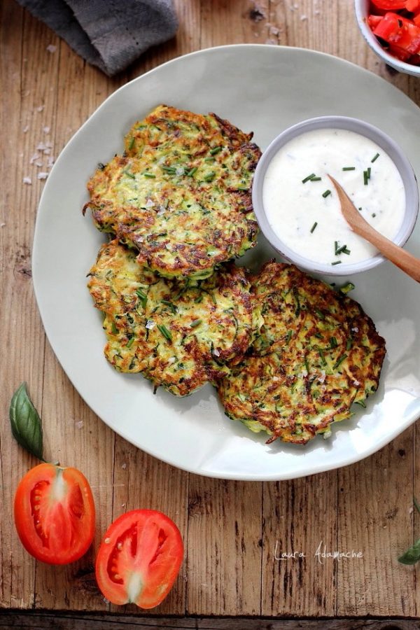Rosti de dovlecei cu sos de iaurt