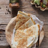 Quesadilla cu ton si cascaval afumat