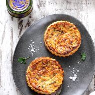 Mini tarte cu ton si porumb
