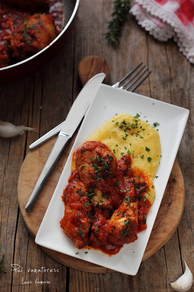 Pui cacciatora, reteta originala italiana cu carne de pui si sos de rosii