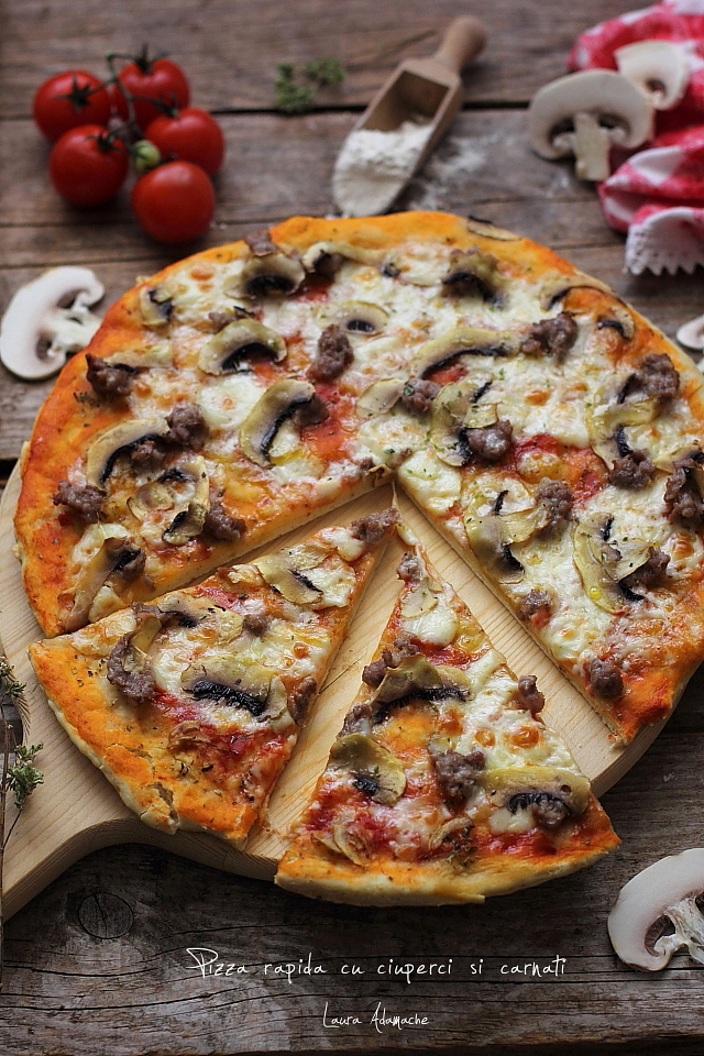 Pizza cu ciuperci si carnati felii