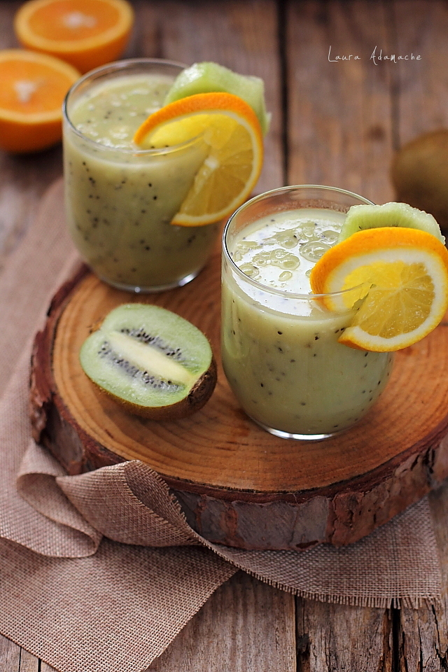 Smoothie cu kiwi, portocale si banane pahare